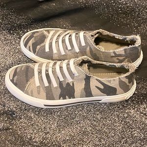 Rocket Dog Women’s Sneakers. Size 8.5